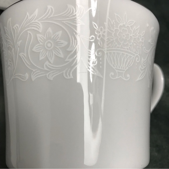 Set of 4 Crown Victoria Lovelace Tea Coffee Cups and Saucers - Picture 16 of 16